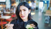 Salah satu menu favorit makan siang Angela adalah gyutan don, nasi daging khas Jepang. Foto: Instagram/@angelalee87