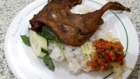 Mampir ke Surabaya, jangan lupa mencicip Bebek Sambal Pencit di Palupi Barata. Bumbunya gurih meresap ke dalam dengan paduan sambal pedas asam dari mangga muda. Foto: Istimewa