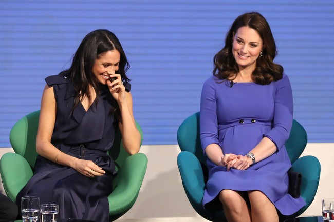 Lagi, Kate Middleton memilih baju biru kesukaannya. Bersama Meghan Markle di acara Royal Foundation Forum, ia tampil mengenakan baju hamil dari Seraphine. Foto: Chris Jackson - WPA Pool/Getty Images