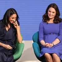 Lagi, Kate Middleton memilih baju biru kesukaannya. Bersama Meghan Markle di acara Royal Foundation Forum, ia tampil mengenakan baju hamil dari Seraphine. Foto: Chris Jackson - WPA Pool/Getty Images