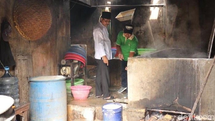 Gus Ipul ke Sentra Tempe Sanan: Terjang Asap, Ikut iris Bahan Keripik