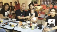 Kebersamaan Dhani dengan anak-anaknya. Foto: Instagram ahmaddhaniprast