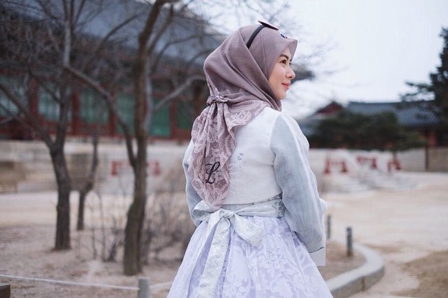 Untuk tampilan sehari-hari, biasanya Ayana Moon mengikat hijab segi empatnya di belakang. Ikatannya tidak terlalu kencang, sehingga tetap membiarkan kain hijabnya jatuh di bagian depan tubuhnya. Foto: Instagram Ayana Moon