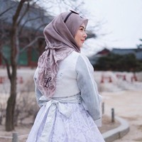 Untuk tampilan sehari-hari, biasanya Ayana Moon mengikat hijab segi empatnya di belakang. Ikatannya tidak terlalu kencang, sehingga tetap membiarkan kain hijabnya jatuh di bagian depan tubuhnya. Foto: Instagram Ayana Moon