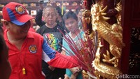 Atraksi cuci jalan pun dapat ditemui di sejumlah vihara atau pekong besar di Singkawang. Keseruan pun akan berlanjut esok hari (Randy/detikTravel)