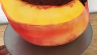 Tangan Dan sudah ahli menyulap kue dan fondant ke dalam bentuk buah. Pasti sangat mudah baginya membuat kue bentuk buah persik ini. Pantas saja akun Facebooknya sudah disukai 73.9 ribu orang! Foto: Instagram & Facebook Bakedbydan