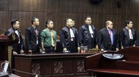 Pemohon Krisna Murti dan Khaeruddin saat menghadiri dan mendengarkan pembacaan putusan pengujian Undang-Undang Nomor 31 Tahun 1999 tentang Pemberantasan Tindak Pidana Korupsi sebagaimana telah diubah dengan Undang-Undang Nomor 20 Tahun 2001 tentang Perubahan Atas Undang-Undang Nomor 31 Tahun 1999 tentang Pemberantasan Tindak Pidana Korupsi terhadap Undang-Undang Dasar Negara Republik Indonesia Tahun 1945.