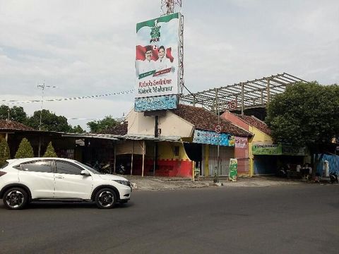 Sudah Ditertibkan, APK Liar Pilgub Jatim Muncul Lagi di Banyuwangi