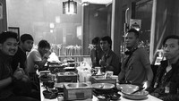 Kembali pesta makan! Kali ini mereka usai menyantap makan siang. Yummy!