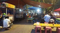 Selain membuat tenda dari terpal dan membawa gerobak, para PKL juga menaruh meja dan kursi di trotoar. Hanya tersisa sedikit ruas untuk pejalan kaki melintas di trotoar yang lebar ini.