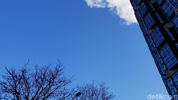 Langit Paris yang bersih, pada suhu -6 derajat celcius, menggunakan mode auto. (Foto: detikINET/Rachmatunnisa)