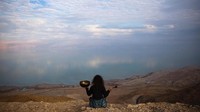 Danau ini juga diramaikan oleh penduduk lokal yang ingin bertapa. (Ronen Zvulun/Reuters)