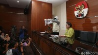 Wakil Ketua KPK Basaria Panjaitan didampingi Juru Bicara KPK, Febri Diansyah menunjukan barang bukti berupa buku tabungan, STNK dan kunci mobil dalam konfrensi pers di Gedung KPK, JAkarta, Kamis (1/3/2018).