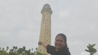 Anda bisa naik ke Mercusuar NKRI Miangas dan berswafoto di atasnya. Tinggi Mercusuar ini 45 meter. Ada 168 anak tangga yang harus ditapaki untuk mencapai puncak. (Michelle de Jonker/detikcom)