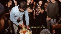 Saat merayakan Anniversary ke-9, seluruh personil Sheila on 7 merayakannya dengan potong nasi tumpeng.  Foto: instagram @sheilaon7