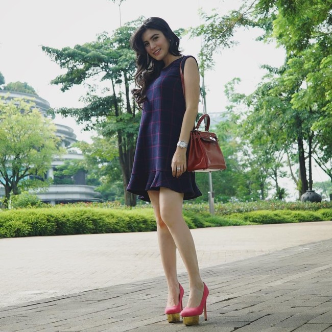 Sebelum dibui, Angela yang bisnis tas mewah kerap bergaya memakai tas Chanel hingga Hermes. Ini adalah salah satu penampilannya memakai tas Hermes Kelly seharga Rp 200 jutaan. Foto: Instagram