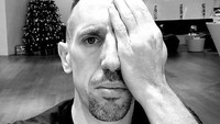 Franck Ribery, pemain sepak bola profesional asal Prancis, juga tak ketinggalan menutup salah satu matanya untuk menunjukkan solidaritas bagi bayi Karim. Foto: Twitter/@FranckRibery