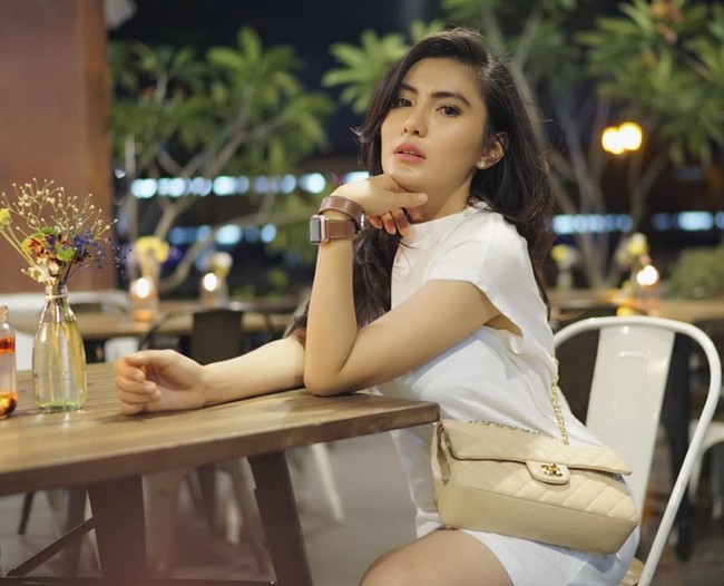 Memakai mini dress berwarna putih, Angela Lee yang juga membuka usaha sulam alis tampil dengan tas Chanel Flap Bag Mini seharga US$ 5.300. Foto: Instagram