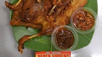Bebek goreng ini tampak menggiurkan. Racikan bebek goreng cak gundul ini satu ekornya dibandrol dengan harga Rp 60.000 hingga Rp 72.000. Foto: Istimewa
