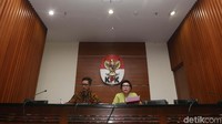 KPK menyebut pemberian suap yang diterima Wali Kota Kendari Adriatma Dwi Putra totalnya Rp 2,8 miliar. Pemberian itu terbagi menjadi 2 kali.