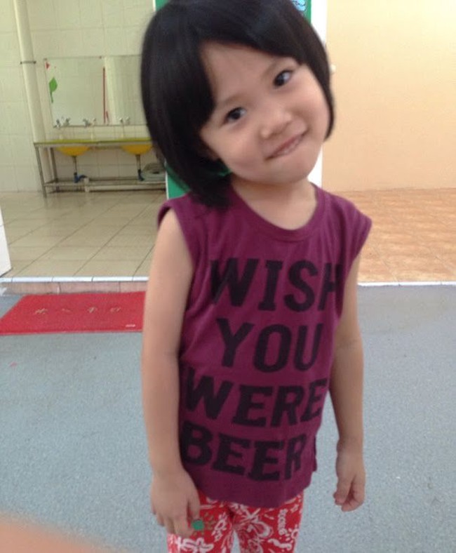 Di Asia tampaknya banyak baju anak-anak yang hadir dengan arti kurang baik. Seperti kaus yang digunakan gadis cilik yang berarti Berharap kamu bir ini. Foto: Istimewa