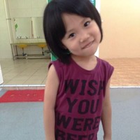 Di Asia tampaknya banyak baju anak-anak yang hadir dengan arti kurang baik. Seperti kaus yang digunakan gadis cilik yang berarti Berharap kamu bir ini. Foto: Istimewa