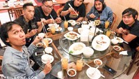 ewat instagram @sheilaon7, beberapa kali anak band ini menunjukkan kebersamaan saat di meja makan. Foto yang ini diambil saat semua anggota band makan di Bali. Foto: instagram @sheilaon7