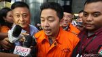 Foto: Ini Walkot Kendari dan Sang Ayah yang Dibawa ke Mobil Tahanan KPK