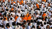 Penampakan umat Buddha merayakan Makha Bucha di kuil Wat Phra Dhammakaya di Provinsi Pathum Thani (Foto: Dok. REUTERS/Athit Perawongmetha)