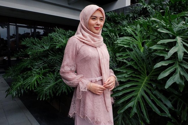Hijab segi empat pilihan Ayana Moon biasanya bermotif abstrak atau floral dengan warna-warna pastel. Hijabnya pun selalu serasi dengan keseluruhan pakaiannya.  Foto: Instagram Ayana Moon