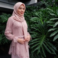 Hijab segi empat pilihan Ayana Moon biasanya bermotif abstrak atau floral dengan warna-warna pastel. Hijabnya pun selalu serasi dengan keseluruhan pakaiannya.  Foto: Instagram Ayana Moon