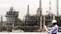 Seorang petugas tengah melakukan pekerjaan di komplek PT Chandra Asri Petrochemical Tbk (CAP) di Cilegon, Banten (28/2). Pool/Chandra Asri.