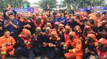 Saat Anies Dipanggul Para Pemadam di Momen Nyaris Seabad Damkar DKI
