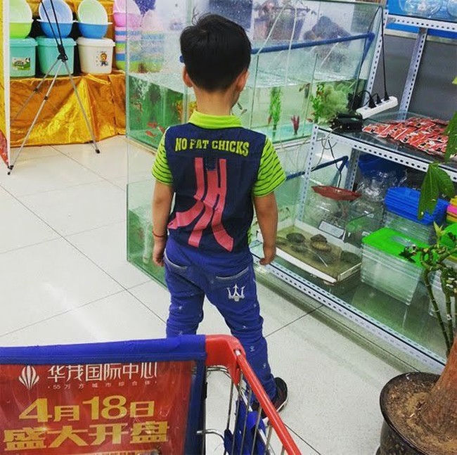 Belakangan baju anak ini terlihat seperti motif garis biasa. Namun jika diperhatikan tulisan di atasnya kurang tepat dipakai karena bernada menyinggung. Foto: Istimewa