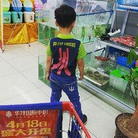 Belakangan baju anak ini terlihat seperti motif garis biasa. Namun jika diperhatikan tulisan di atasnya kurang tepat dipakai karena bernada menyinggung. Foto: Istimewa