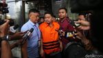 Foto: Ini Walkot Kendari dan Sang Ayah yang Dibawa ke Mobil Tahanan KPK