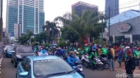 Meski begitu, banyak warga yang tetap berkumpul di lokasi berharap ada hujan duit lagi.