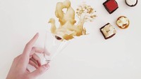 Ada aneka cupcake imut, dipadu dengan kopi. Setelah kopinya habis, sisanya dituang dan bentuknya mirip seperti pasangan yang sedang berpelukan. Bahkan ada burung, angsa dan pohon. Foto: Instagram @bernulia