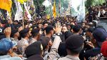 Foto: Bonek dan Pesilat Bersitegang di Sidang Kasus Ujaran Kebencian