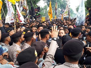 Copet Nekat Tertangkap di Tengah Massa Bonek, Jadi Bulan-bulanan