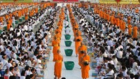 Umat Buddha Thailand pergi ke vihara satu sampai tiga hari untuk beribadah. (Foto: Dok. REUTERS/Athit Perawongmetha)