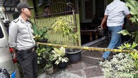 Pria tersebut juga mengaku mencari wanita bernama Lina di rumah korban. Warga tahu Lina merupakan mantan pembantu rumah tangga korban. (Foto: Angling Adhitya Purbaya/detikcom)