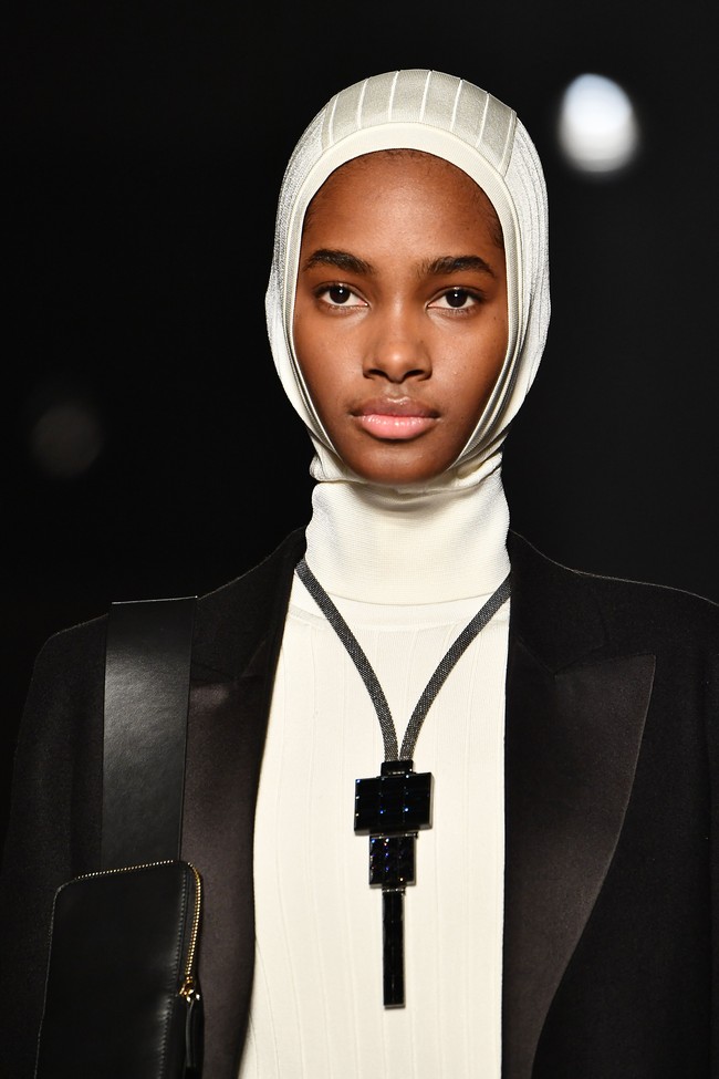 Bukan tidak mungkin, hijab seperti ini menjadi tren hijab dunia. Namun, kembali lagi pada selera fesyen masing-masing. Apakah kamu mau memakai hijab yang membentuk kepala? Atau yang penting nyaman saja? Silahkan pilih sesuai selera. Foto: Getty Images