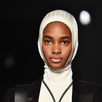 Bukan tidak mungkin, hijab seperti ini menjadi tren hijab dunia. Namun, kembali lagi pada selera fesyen masing-masing. Apakah kamu mau memakai hijab yang membentuk kepala? Atau yang penting nyaman saja? Silahkan pilih sesuai selera. Foto: Getty Images