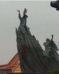 Pria Ini Menari di Puncak Tugu Zapin Pekanbaru