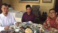 Dhani berpose dengan Fahri Hamzah dan Fadli Zon saat makan siang. Di keterangan foto ia menulis, Makan siang bersama 2F #ADPdaily. Foto: Instagram ahmaddhaniprast