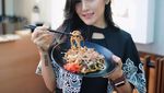 Gemar Makan Petai dan Makanan Jepang, Ini Momen Angela Lee Bersama Makanan