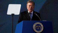 Presiden Korsel Moon Jae-In belum mengomentari skandal seks yang menyeret Ahn. Namun sebelumnya Moon telah mendorong penegak hukum untuk menyelidiki setiap klaim pelecehan seksual yang muncul ke publik, terkait maraknya gerakan #MeToo. Foto: AFP PHOTO/JUNG Yeon-Je