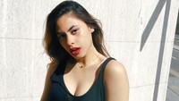 Valerie Thomas juga mencuri perhatian dengan keseksiannya. (Dok. Instagram/valerieethomas)