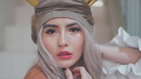Angela dan suaminya dilaporkan ke polisi oleh Santoso Tandyo, investor bisnis tas impor Angela, pada September 2017 karena merasa ditipu setelah mengetahui ada uang investasinya justru dipakai untuk membayar utang, membeli rumah serta mobil oleh Angela dan suaminya.   (Foto: Dok. Instagram AngelaLee87)